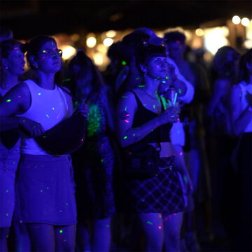 Tanzendes Publikum im blauen Partylicht vor der secret stage, Kieler Woche 2026