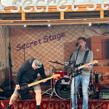 Die Band Soulcast 47 mit Bass und Gitarre auf der secret stage, Kieler Woche 2025