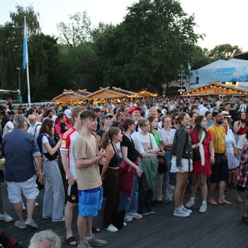 Großes Publikum an der Kiellinie vor der secret stage, Kieler Woche 2023