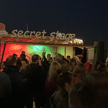 Volles Publikum am Abend vor der beleuchteten secret stage, Kieler Woche 2024