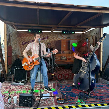 Rockabilly-Duo mit Gitarre und Kontrabass auf der secret stage, Kieler Woche 2025