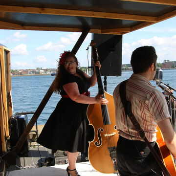 Rockabilly-Duo mit Kontrabass und Gitarre auf der secret stage an der Förde, Kieler Woche 2024