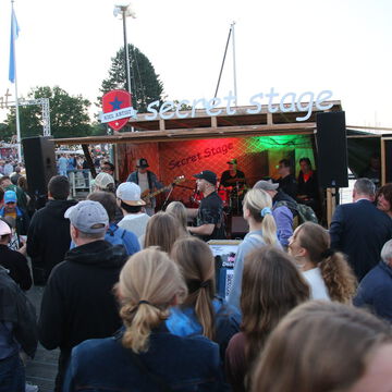 Zuschauer vor der secret stage am frühen Abend, Kieler Woche 2024