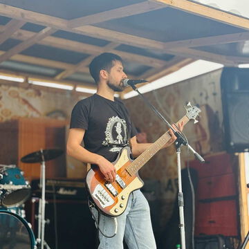 Gitarrist am Mikrofon auf der secret stage, Kieler Woche 2025