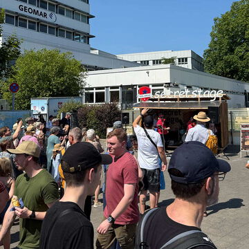 Besucher vor der secret stage am GEOMAR-Gebäude, Kieler Woche 2025