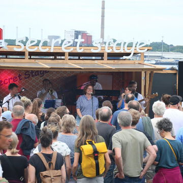 Publikum vor der secret stage an der Förde, Kieler Woche 2023
