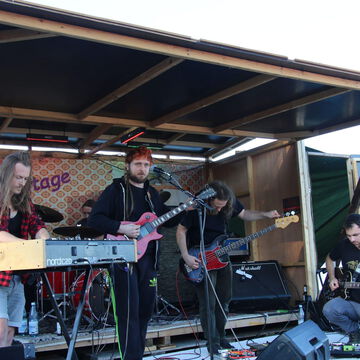 Band mit Keyboard und Gitarren auf der secret stage, Kieler Woche 2024