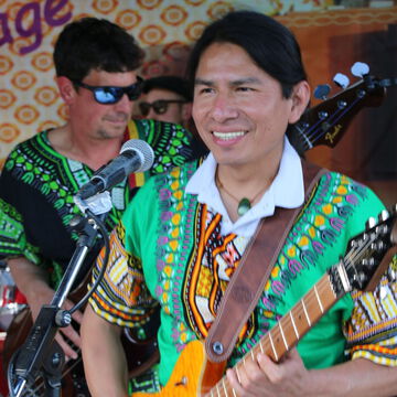 Lachende Musiker in bunten Hemden mit Gitarren, secret stage, Kieler Woche 2024